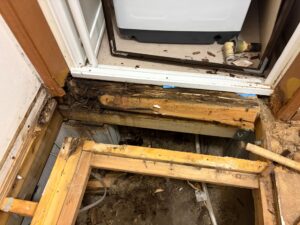 尼崎市の洗面所床修理 床下の土台や木部を確認