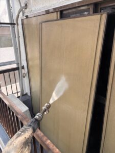 尼崎市で雨戸の高圧洗浄を行っている様子
