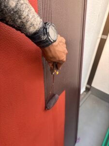 尼崎市で雨戸の塗装を行っている施工中の様子