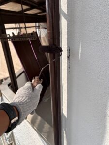 尼崎市で雨樋を塗装している様子