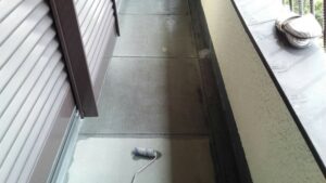 尼崎市の雨漏り修理でベランダにプライマーを塗布している様子