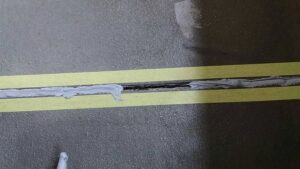 ベランダの目地部分を埋めて下地を整えている様子