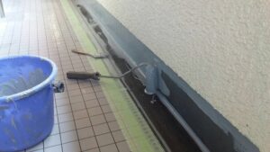 ベランダの立ち上がり部分に防水施工を行っている様子
