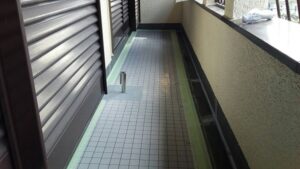 ベランダに脱気筒を設置している様子