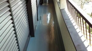 尼崎市のベランダウレタン防水工事が完成した様子