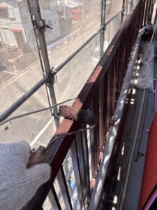 尼崎市でベランダ格子の塗装を行っている施工中の様子