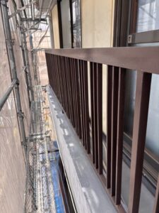 尼崎市でベランダ格子を塗装した施工後の様子