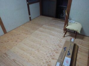 フロアタイル施工前の床下地を施工した状態