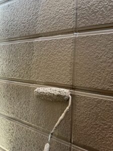 尼崎市で外壁塗り替えを行っている施工中の様子