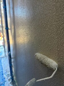 尼崎市で外壁塗り替えを行っている施工中の様子