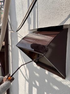 尼崎市で換気フードの付帯部塗装を行っている様子