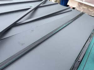 尼崎市の瓦棒屋根カバー工事 施工中