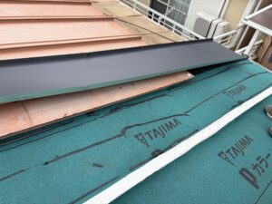 尼崎市の瓦棒屋根カバー工事 施工中