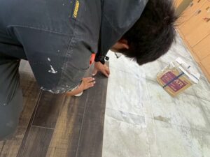 尼崎市 リフォームの施工現場で作業している様子
