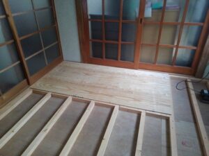 尼崎市で畳を撤去して床の下地を施工している様子