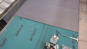 尼崎市のトタン屋根張り替えで下地を施工