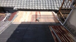 尼崎市のトタン屋根張り替えで下地を施工