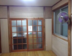 尼崎市で和室の壁にベニヤを貼って下地を整えた様子