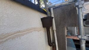 尼崎市で交換・塗装した竪樋と集水桝