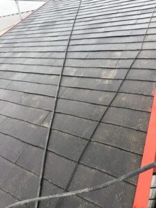 尼崎市の屋根塗装前に高圧洗浄を行っている様子