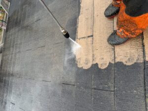 尼崎市の屋根塗装前に高圧洗浄を行っている様子