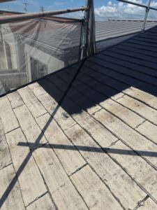 尼崎市の屋根塗装作業の様子