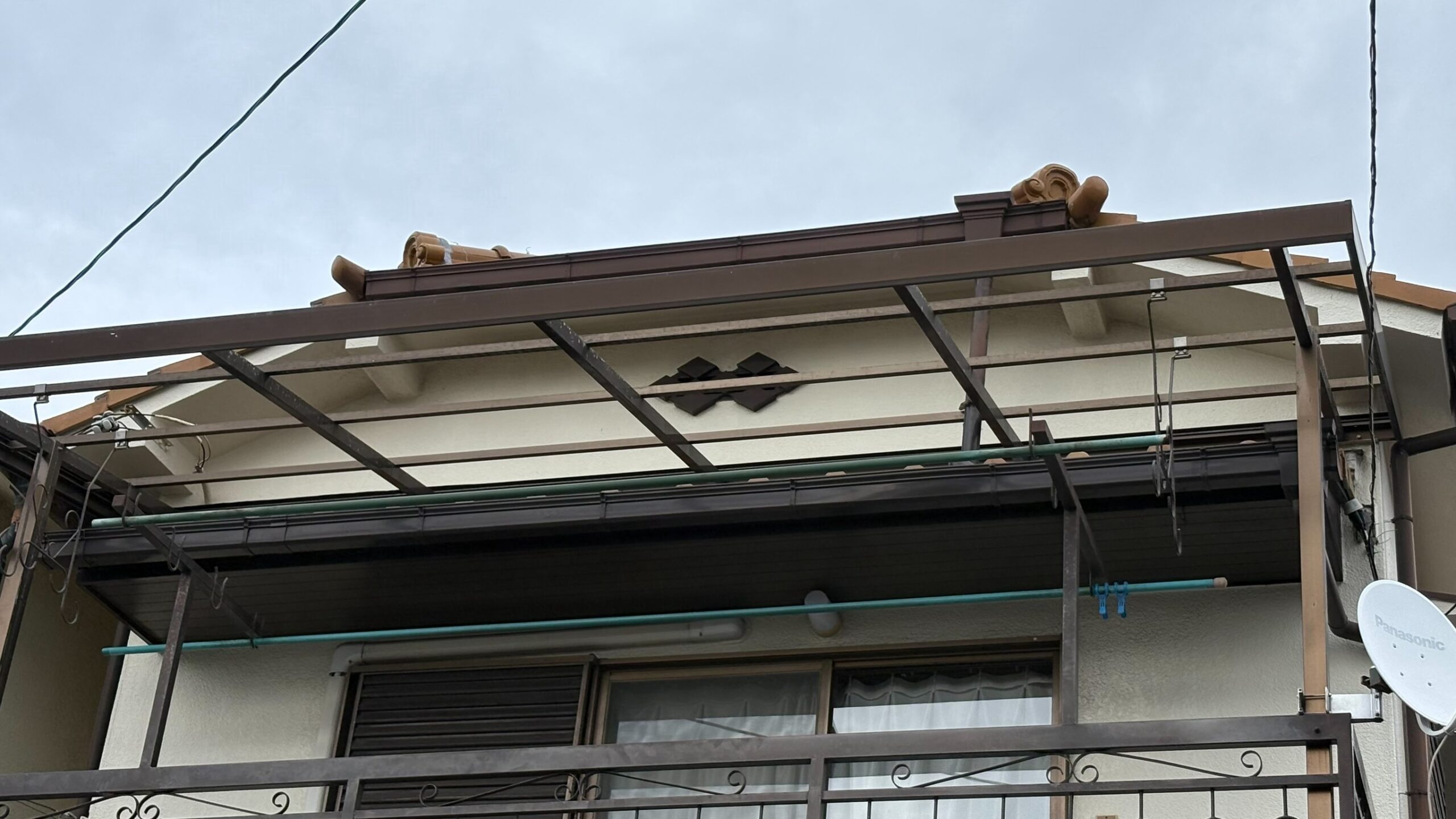 ベランダ屋根の波板張り替え工事中で屋根のフレームが見えている状態