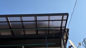 ベランダ屋根の波板張り替え工事後の様子。既存の金属フレームに半透明の波板を施工した完成写真
