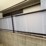 目隠し波板の張り替え工事後の様子。傷んだ波板を新しく交換し、半透明の波板できれいに仕上げた施工写真。
