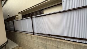 目隠し波板の張り替え工事後の様子。傷んだ波板を新しく交換し、半透明の波板できれいに仕上げた施工写真。