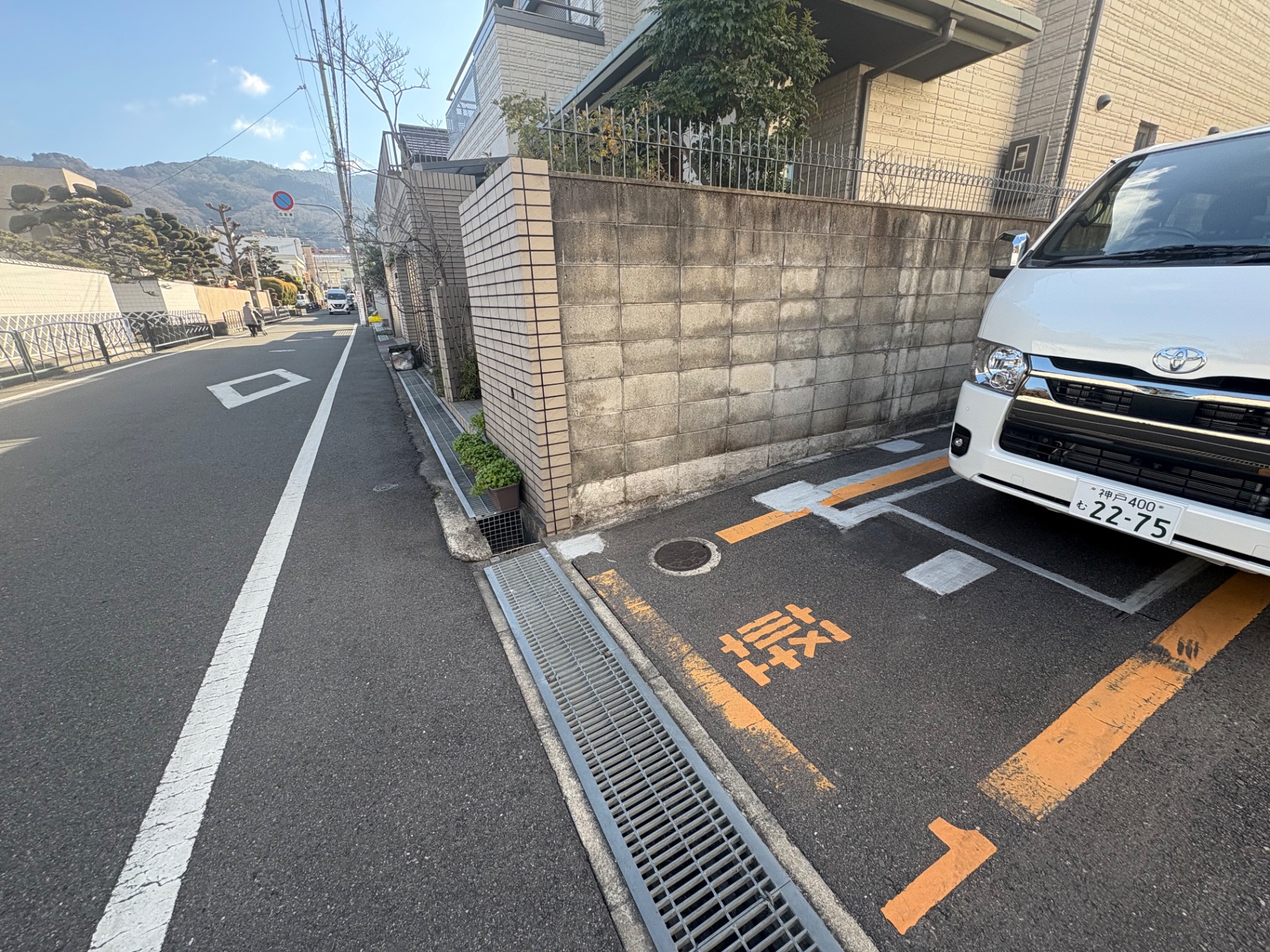 東大阪市の駐車場出入口と道路の位置関係を示す施工前写真