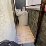 住宅1階の裏庭に木製床を設置する床上げ工事と、既存のテラス屋根を活かしたカーテン取り付け工事の施工事例